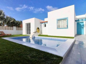 Villa with pool and private access to the beach